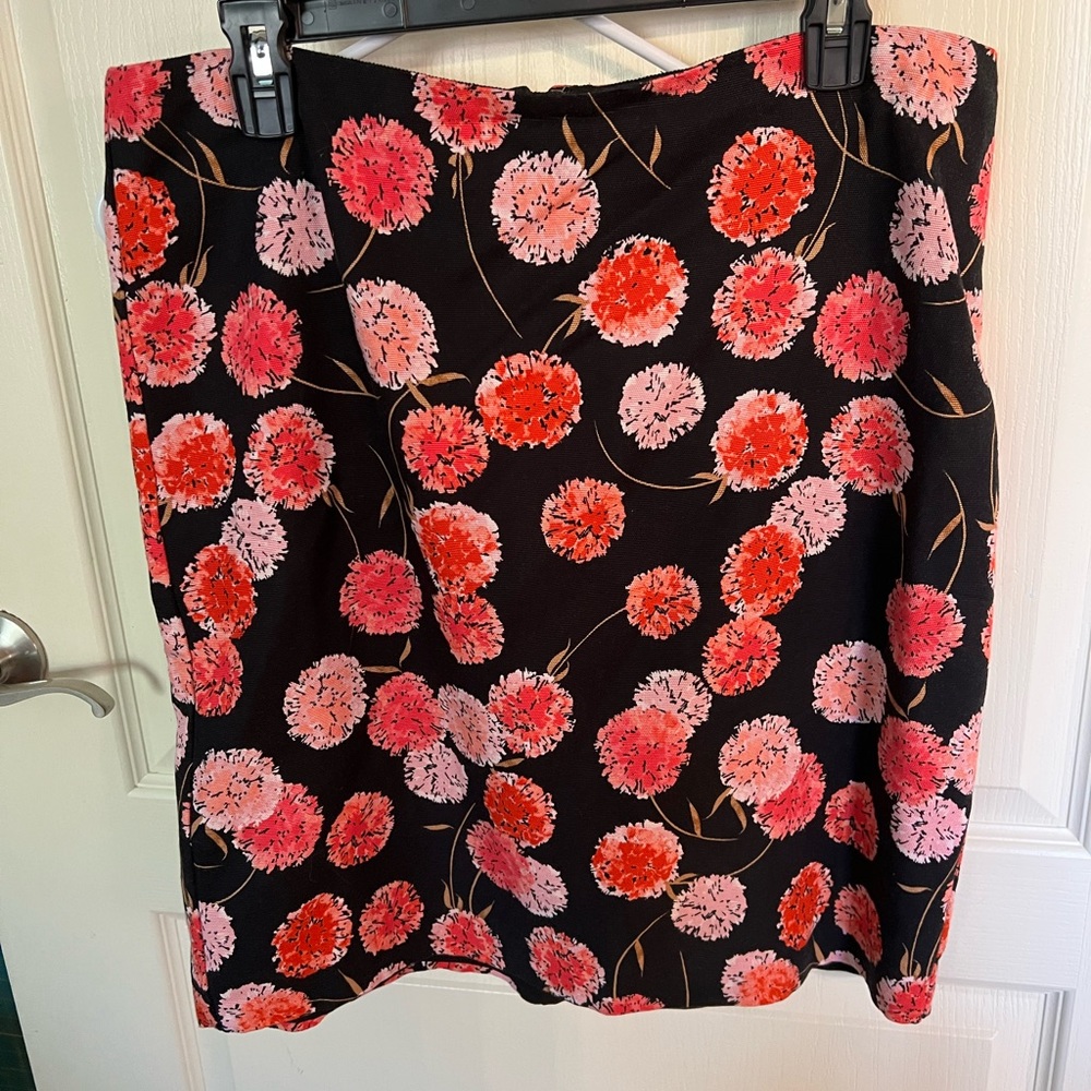 Women. Size 12, Talbots skirt. Fully lined, like new condition.